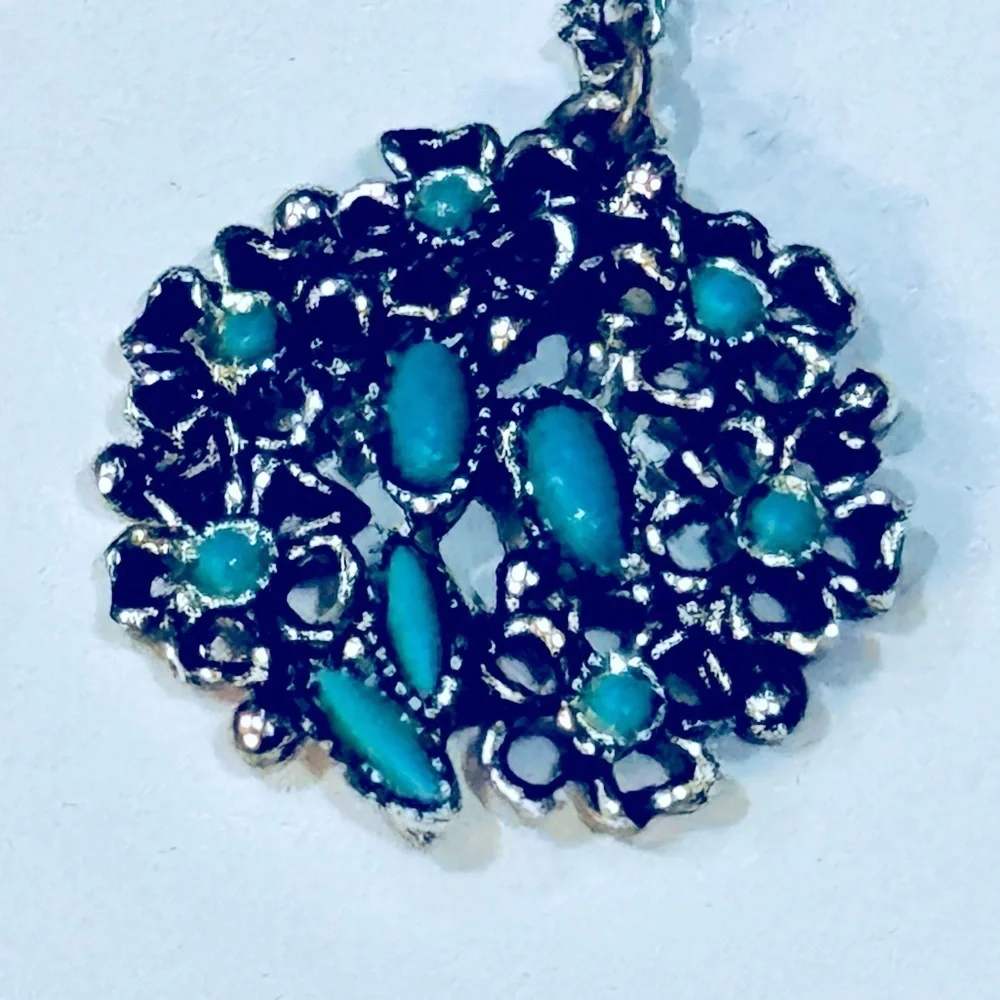Elegant Silver and turquoise Floral‎ Pendant Necklace